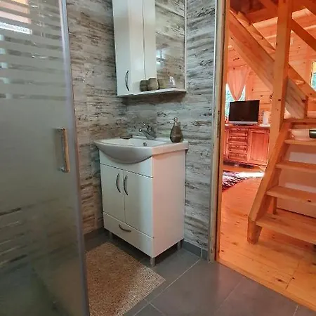 Drvena Vikendica Teodora Bihać